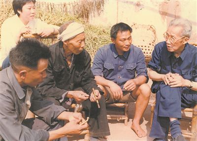 侯光炯（右一）和農(nóng)民在一起親切交流。 西南大學檔案館供圖