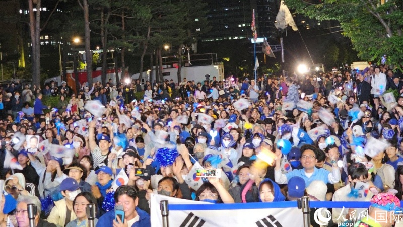 當?shù)貢r間4日凌晨，李在明支持者們聚集在國會前等待計票結(jié)果。人民網(wǎng) 柳美鉉攝