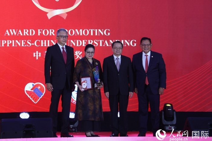 菲律賓前參議員許爾琦榮獲“終身成就獎(jiǎng)”。人民網(wǎng)記者 樊帆攝